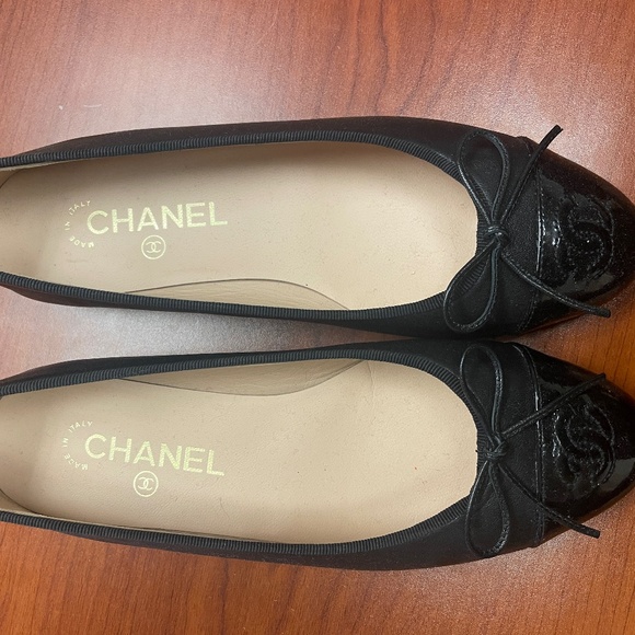 Black leather Chanel ballet flats, size 37 1/2 (EUR), size 7 (USA) - Picture 1 of 4